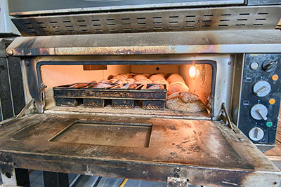 Frisches Brot aus dem Steinofen