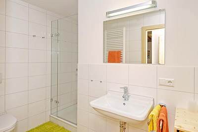 Bad mit Dusche und WC