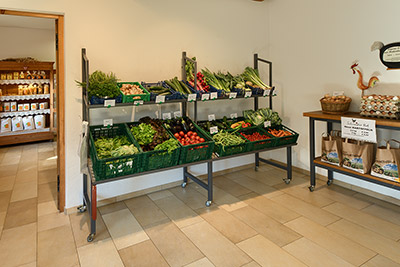 In unserem Hofladen bieten wir frisches Obst, Gemüse, Eier, Nudeln und vieles mehr an